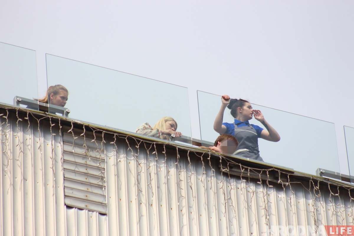 Чалавек спрабаваў скочыць з даху ўнівермага ў Гродне