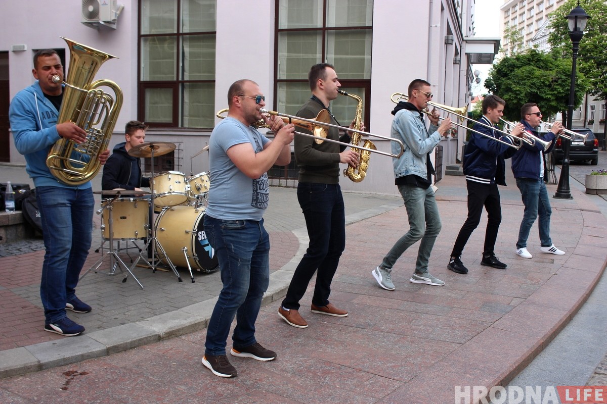 «За счет уличных выступлений мы стали популярны». Группа из Поречья открыла сезон уличных выступлений в Гродно