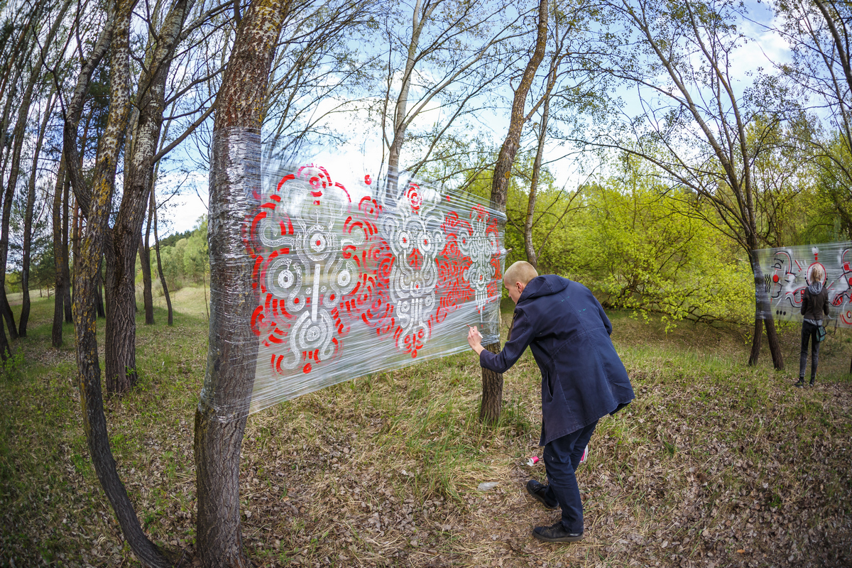 Галерэі, якіх не існуе: глядзіце, якую інсталяцыю стварылі пад Гродна