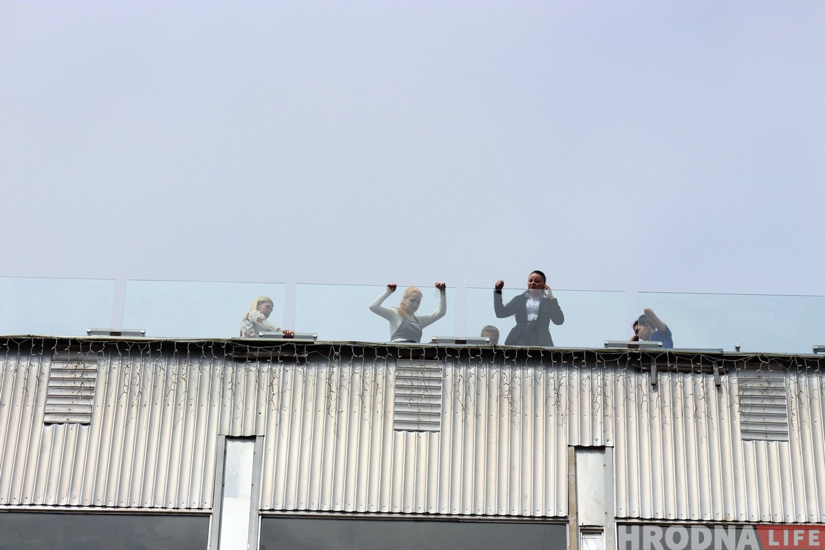 Чалавек спрабаваў скочыць з даху ўнівермага ў Гродне