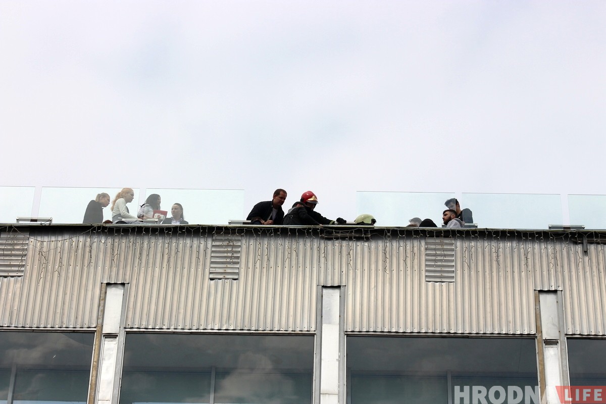 Чалавек спрабаваў скочыць з даху ўнівермага ў Гродне