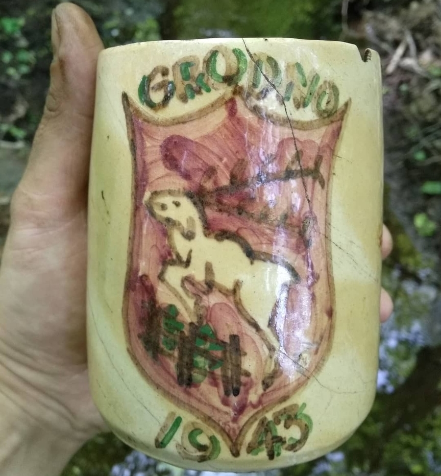 Пашукавікі адкапалі цікавы кубак з сімволікай Гродна