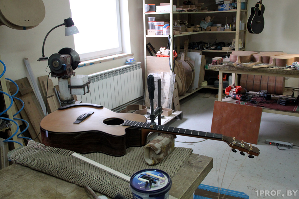 "Хорошая гитара будет служить хозяину всю жизнь". Создатель гитар «J:МОРС» и Михалка из Гродно рассказал о своей работе