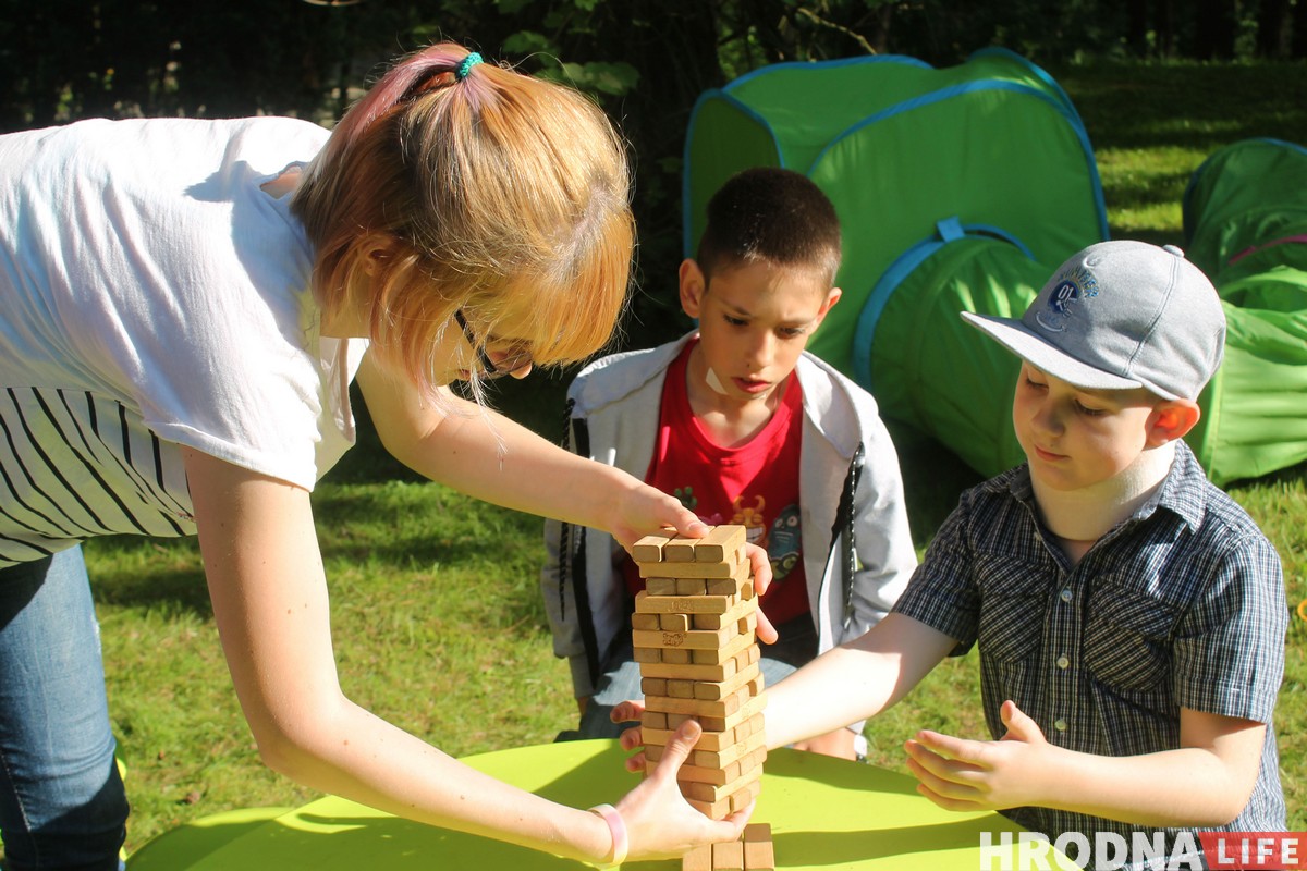 Імпрэсіянізм у Гродне. Як мастакі, дыпламаты і дзеці з хоспіса разам пісалі карціны Імпрэсіянізм у Гродне. Як мастакі, дыпламаты і дзеці з хоспіса разам пісалі карціны