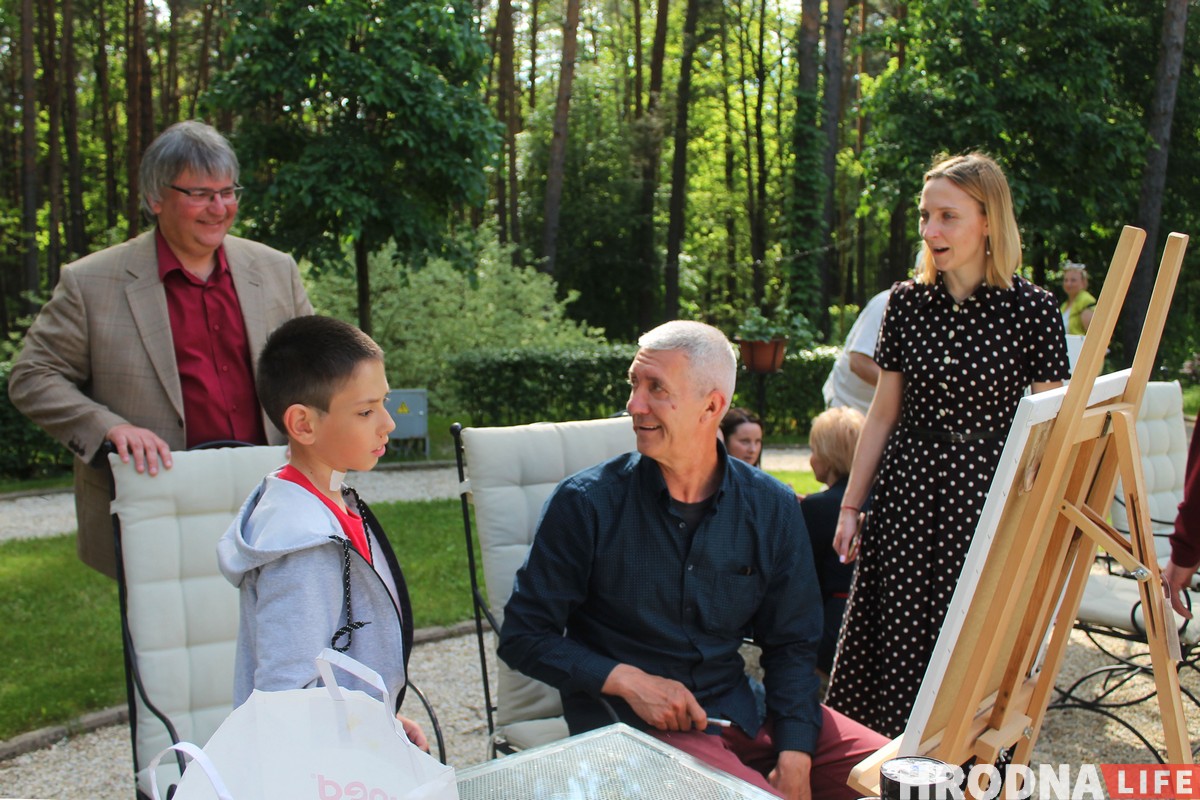 Імпрэсіянізм у Гродне. Як мастакі, дыпламаты і дзеці з хоспіса разам пісалі карціны Імпрэсіянізм у Гродне. Як мастакі, дыпламаты і дзеці з хоспіса разам пісалі карціны
