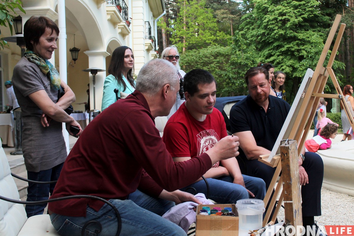 Імпрэсіянізм у Гродне. Як мастакі, дыпламаты і дзеці з хоспіса разам пісалі карціны Імпрэсіянізм у Гродне. Як мастакі, дыпламаты і дзеці з хоспіса разам пісалі карціны