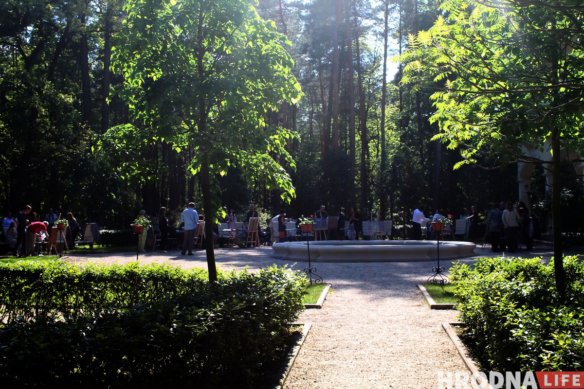 Імпрэсіянізм у Гродне. Як мастакі, дыпламаты і дзеці з хоспіса разам пісалі карціны Імпрэсіянізм у Гродне. Як мастакі, дыпламаты і дзеці з хоспіса разам пісалі карціны