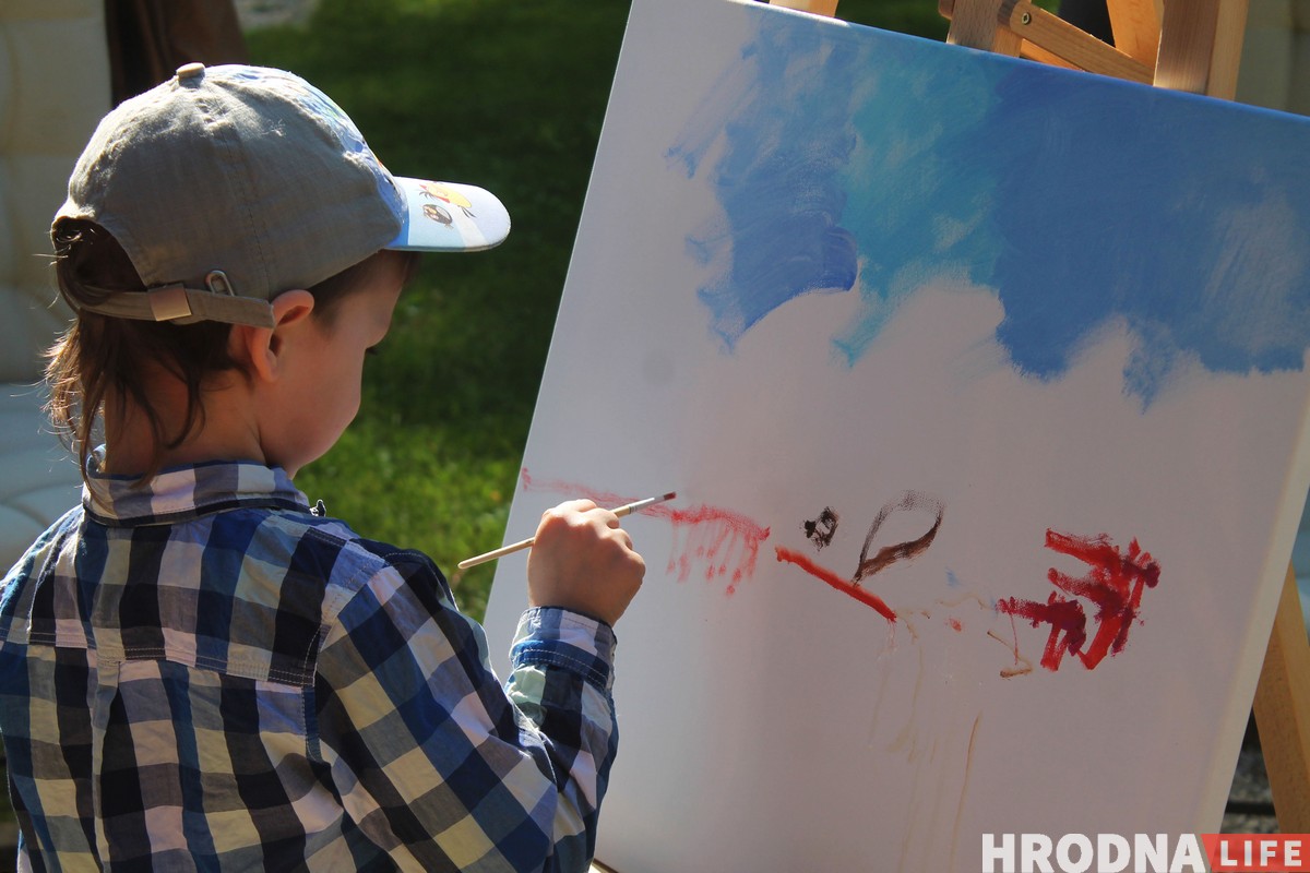 Імпрэсіянізм у Гродне. Як мастакі, дыпламаты і дзеці з хоспіса разам пісалі карціны Імпрэсіянізм у Гродне. Як мастакі, дыпламаты і дзеці з хоспіса разам пісалі карціны