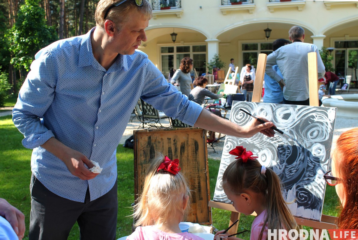 Імпрэсіянізм у Гродне. Як мастакі, дыпламаты і дзеці з хоспіса разам пісалі карціны Імпрэсіянізм у Гродне. Як мастакі, дыпламаты і дзеці з хоспіса разам пісалі карціны
