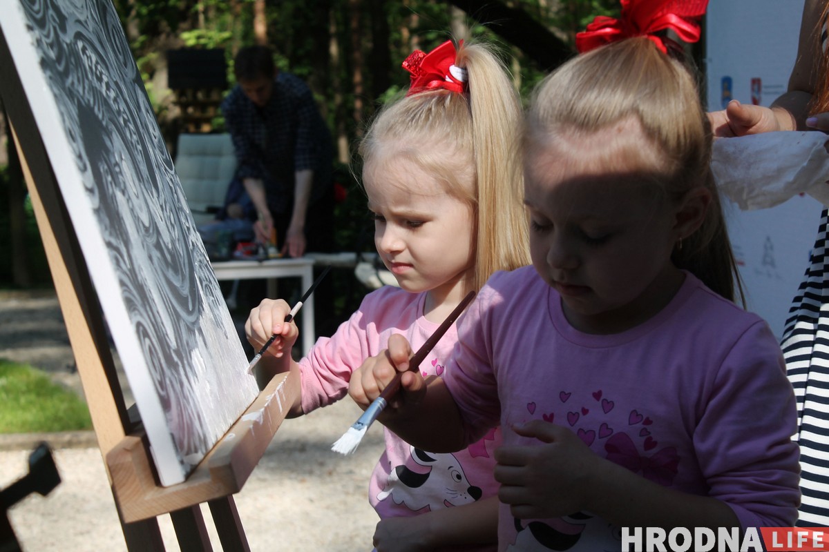 Імпрэсіянізм у Гродне. Як мастакі, дыпламаты і дзеці з хоспіса разам пісалі карціны Імпрэсіянізм у Гродне. Як мастакі, дыпламаты і дзеці з хоспіса разам пісалі карціны
