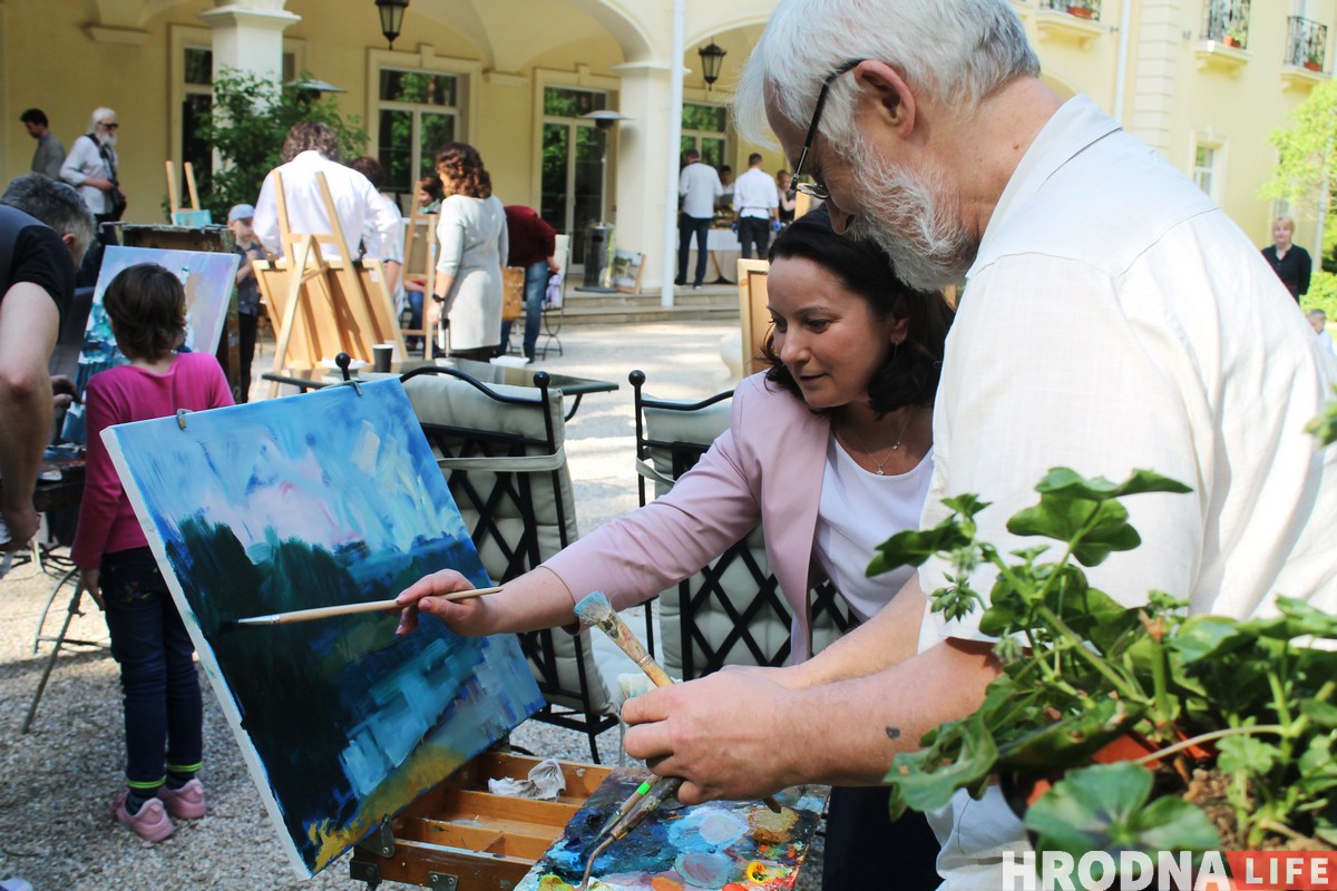 Імпрэсіянізм у Гродне. Як мастакі, дыпламаты і дзеці з хоспіса разам пісалі карціны Імпрэсіянізм у Гродне. Як мастакі, дыпламаты і дзеці з хоспіса разам пісалі карціны