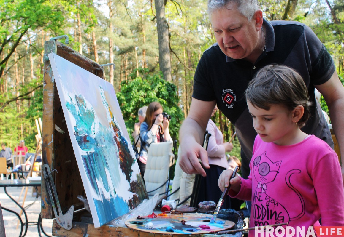 Імпрэсіянізм у Гродне. Як мастакі, дыпламаты і дзеці з хоспіса разам пісалі карціны