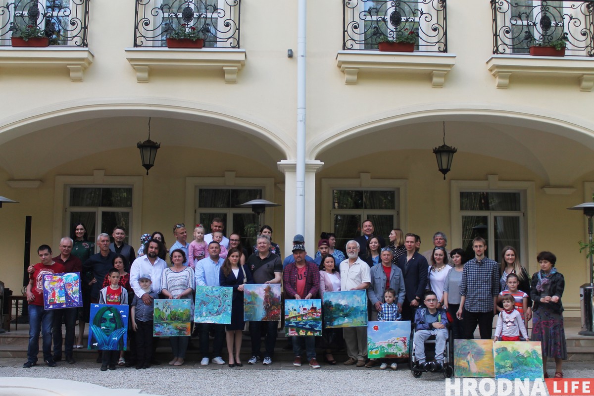 Імпрэсіянізм у Гродне. Як мастакі, дыпламаты і дзеці з хоспіса разам пісалі карціны Імпрэсіянізм у Гродне. Як мастакі, дыпламаты і дзеці з хоспіса разам пісалі карціны