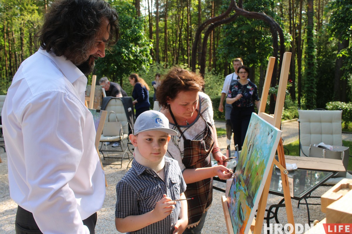 Імпрэсіянізм у Гродне. Як мастакі, дыпламаты і дзеці з хоспіса разам пісалі карціны Імпрэсіянізм у Гродне. Як мастакі, дыпламаты і дзеці з хоспіса разам пісалі карціны