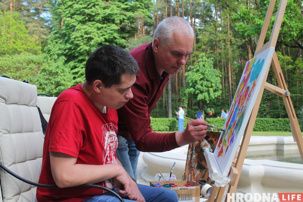 Імпрэсіянізм у Гродне. Як мастакі, дыпламаты і дзеці з хоспіса разам пісалі карціны Імпрэсіянізм у Гродне. Як мастакі, дыпламаты і дзеці з хоспіса разам пісалі карціны