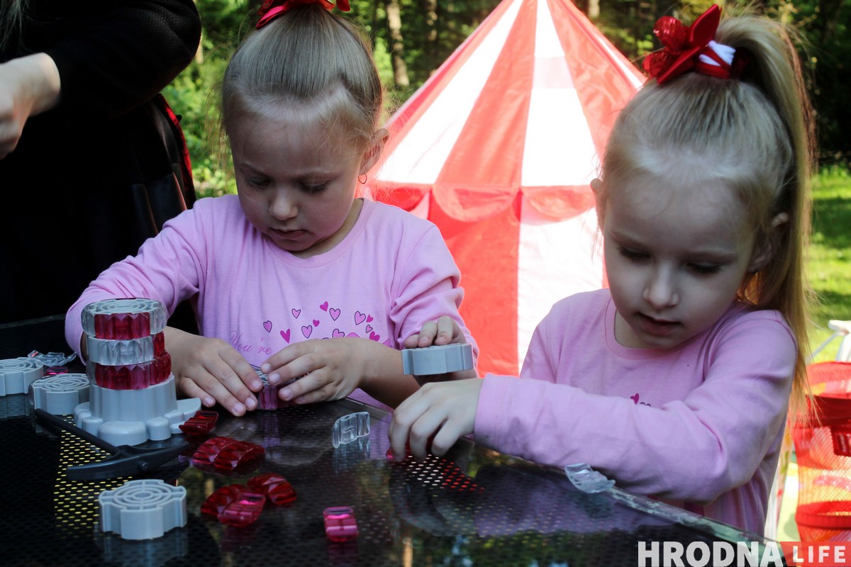Імпрэсіянізм у Гродне. Як мастакі, дыпламаты і дзеці з хоспіса разам пісалі карціны Імпрэсіянізм у Гродне. Як мастакі, дыпламаты і дзеці з хоспіса разам пісалі карціны