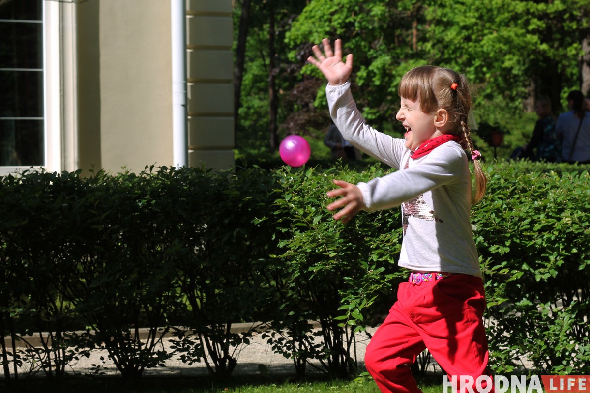 Імпрэсіянізм у Гродне. Як мастакі, дыпламаты і дзеці з хоспіса разам пісалі карціны Імпрэсіянізм у Гродне. Як мастакі, дыпламаты і дзеці з хоспіса разам пісалі карціны