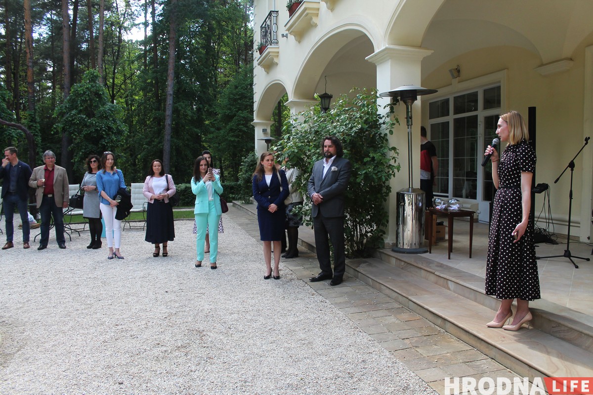 Імпрэсіянізм у Гродне. Як мастакі, дыпламаты і дзеці з хоспіса разам пісалі карціны Імпрэсіянізм у Гродне. Як мастакі, дыпламаты і дзеці з хоспіса разам пісалі карціны