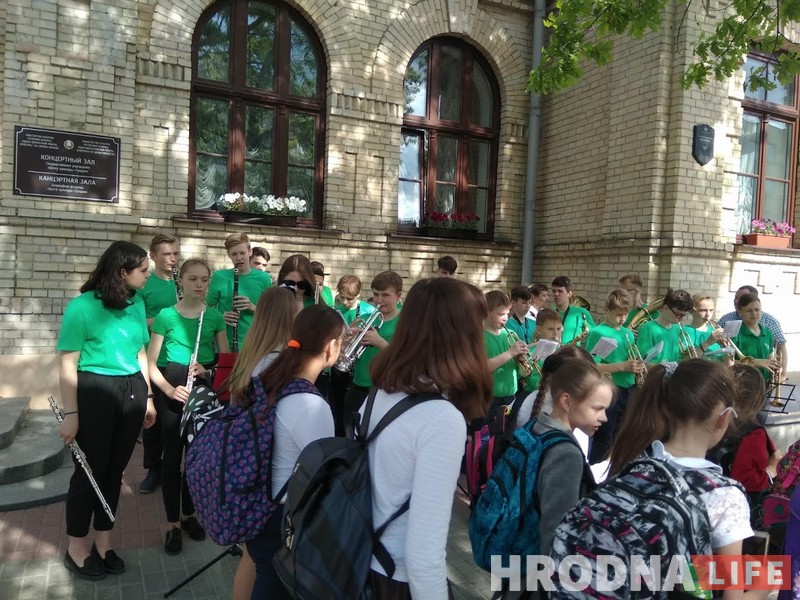 Духавы аркестр музычнай школы даў канцэрт на вуліцы Дзяржынскага Духавы аркестр музычнай школы даў канцэрт на вуліцы Дзяржынскага