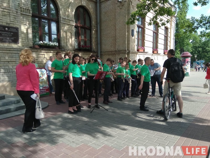 Духавы аркестр музычнай школы даў канцэрт на вуліцы Дзяржынскага Духавы аркестр музычнай школы даў канцэрт на вуліцы Дзяржынскага