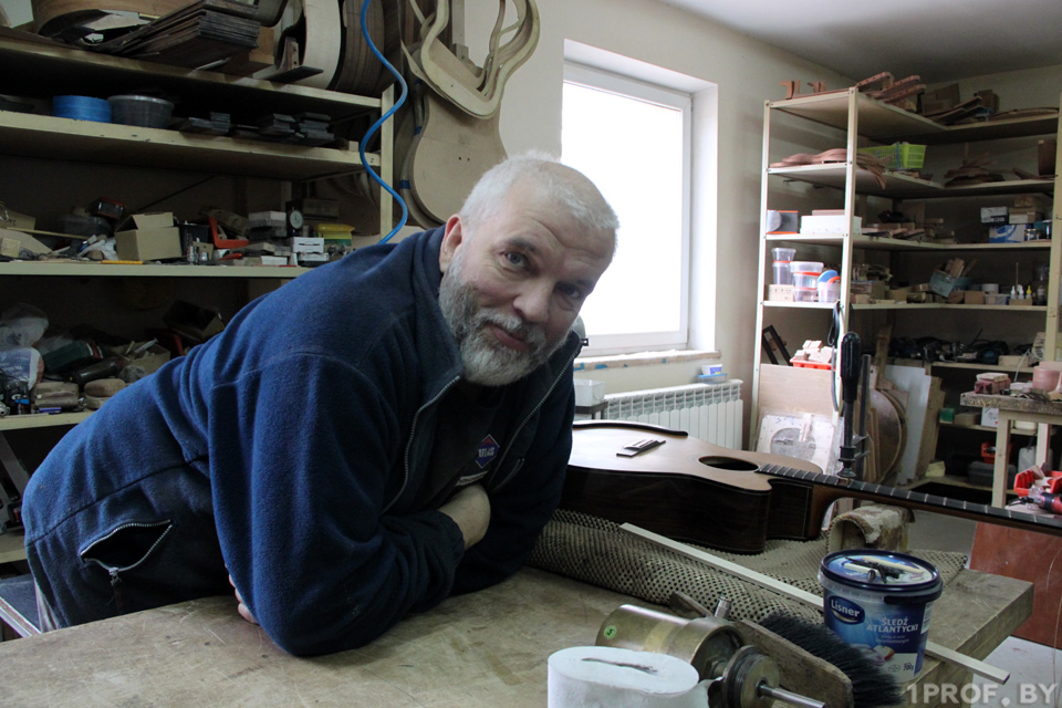 "Хорошая гитара будет служить хозяину всю жизнь". Создатель гитар «J:МОРС» и Михалка из Гродно рассказал о своей работе