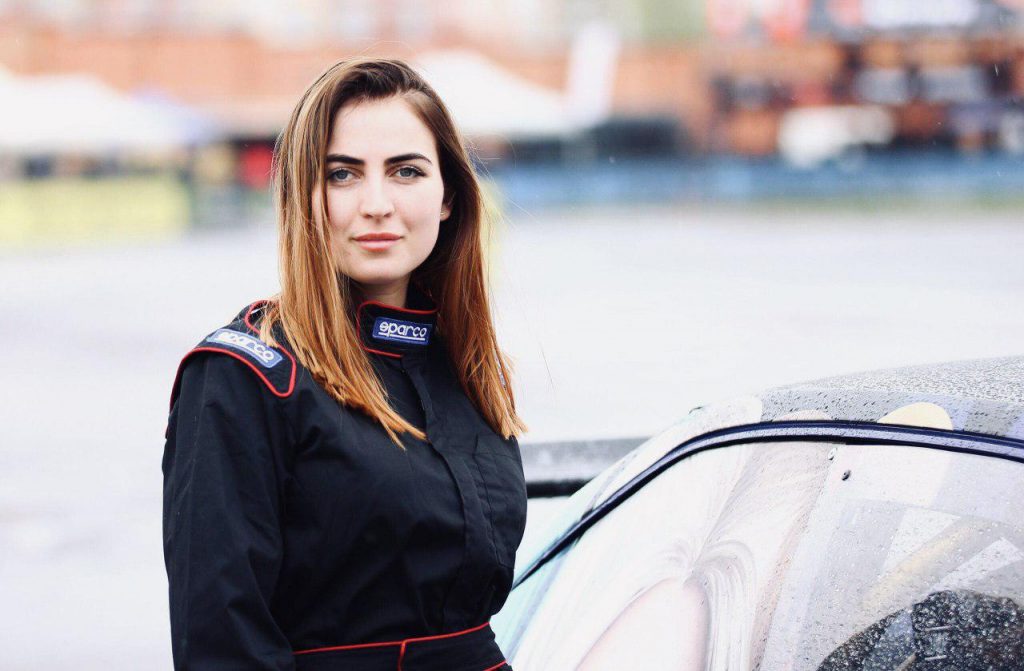 Сярод удзельнікаў - толькі адна дзяўчына-пілот. Чаго чакаць ад спаборніцтваў па дрыфтынгу пад Гродна