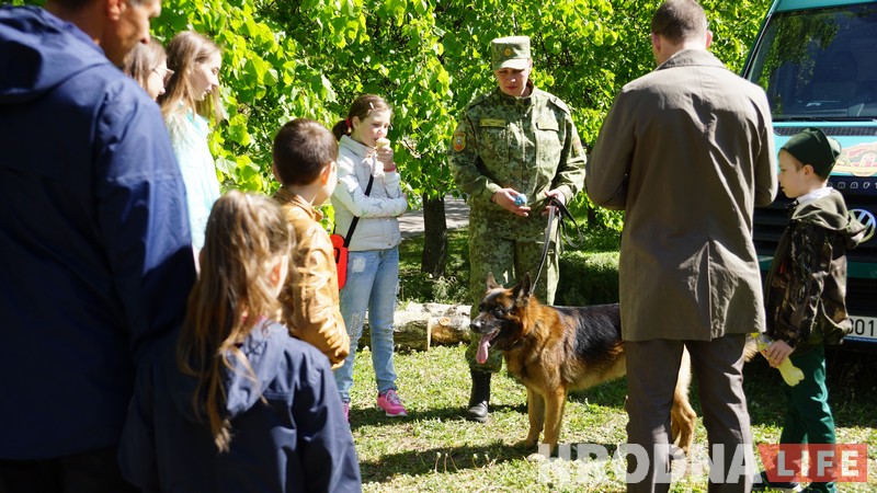 “Ён толькі на мяжы строгі”. Спецыяліст па выбухоўцы Оскар забаўляў дзяцей на свяце Перамогі ў Гродне