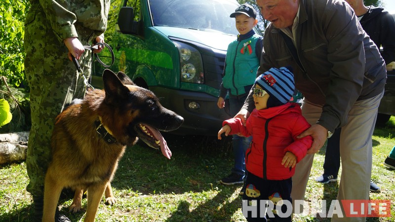 “Ён толькі на мяжы строгі”. Спецыяліст па выбухоўцы Оскар забаўляў дзяцей на свяце Перамогі ў Гродне
