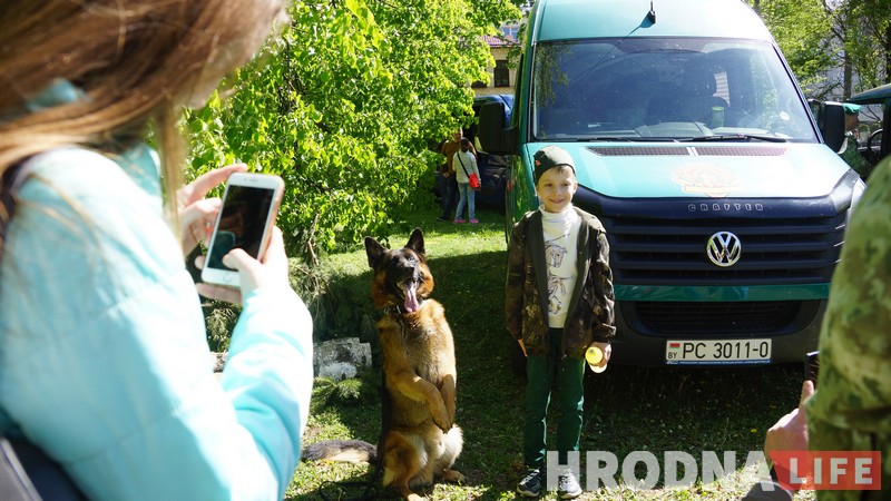 “Ён толькі на мяжы строгі”. Спецыяліст па выбухоўцы Оскар забаўляў дзяцей на свяце Перамогі ў Гродне