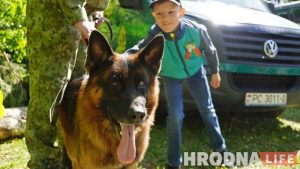 “Ён толькі на мяжы строгі”. Спецыяліст па выбухоўцы Оскар забаўляў дзяцей на свяце Перамогі ў Гродне