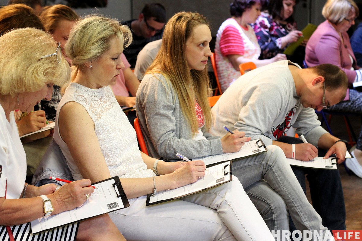 На “Мове Нанова” ў Гродне выступіў Алесь Чумакоў з рок-н-рольнымі гуслямі На “Мове Нанова” ў Гродне выступіў Алесь Чумакоў з рок-н-рольнымі гуслямі