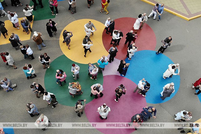 Пожилые гродненцы открыли сезон танцев на свежем воздухе