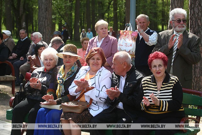 Пожилые гродненцы открыли сезон танцев на свежем воздухе