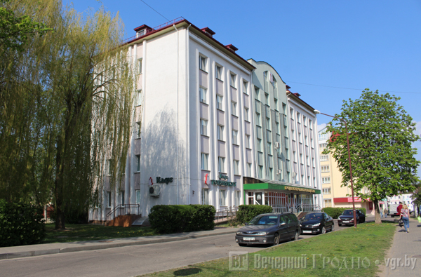 Маленькая вуліца з вялікай гісторыяй - рэпартаж з 1 Мая, дзе двары патанаюць у колерах, але не хапае цішыні і вады Маленькая вуліца з вялікай гісторыяй - рэпартаж з 1 Мая, дзе двары патанаюць у колерах, але не хапае цішыні і вады