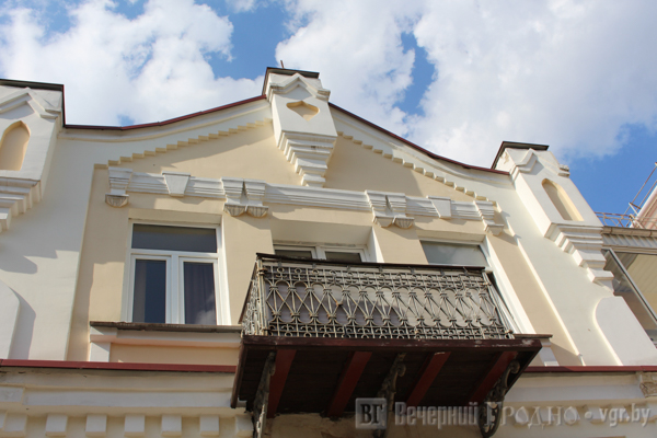 Маленькая улица с большой историей — репортаж с 1 Мая, где дворы утопают в цветах, но не хватает тишины и воды