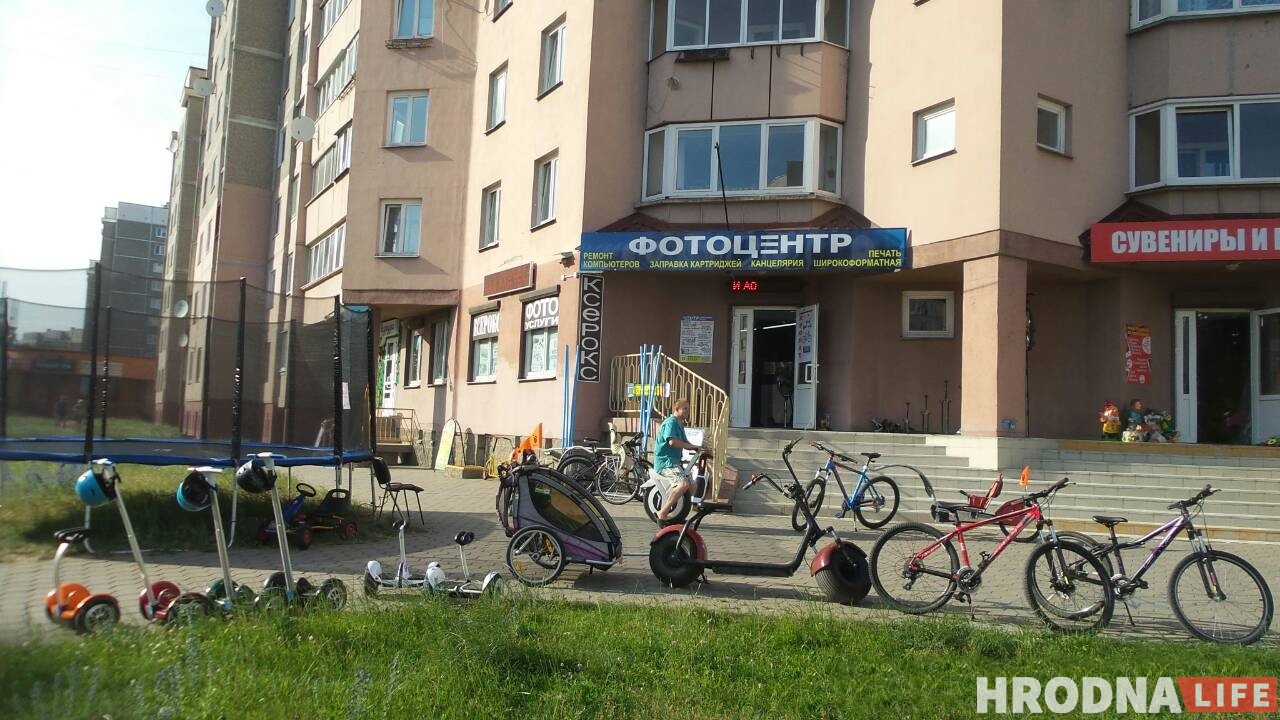 Чалавек-павук у цэнтры Гродна рэкламуе монакола і велопрокат