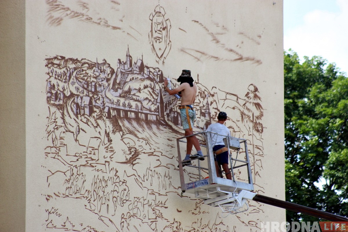 Фасад гімназіі №10 упрыгожыць вялікая копія гравюры Цюндта