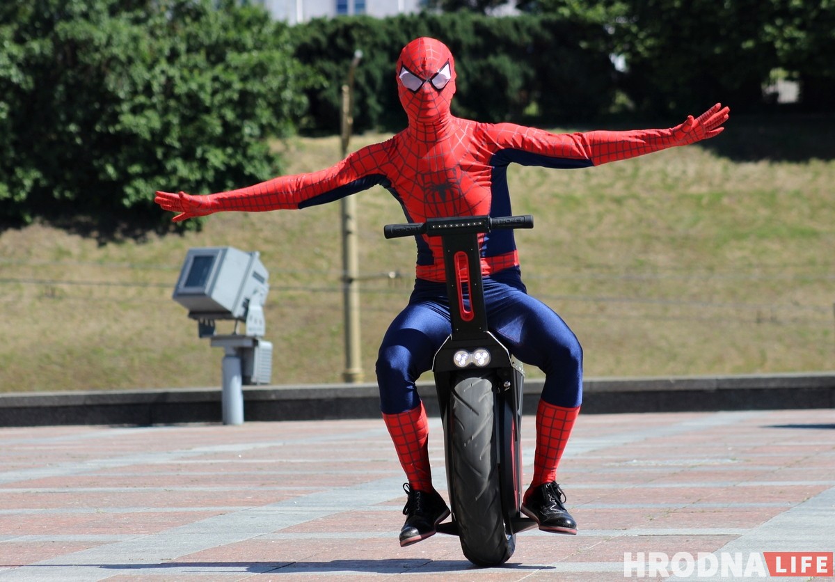Чалавек-павук у цэнтры Гродна рэкламуе монакола і велопрокат