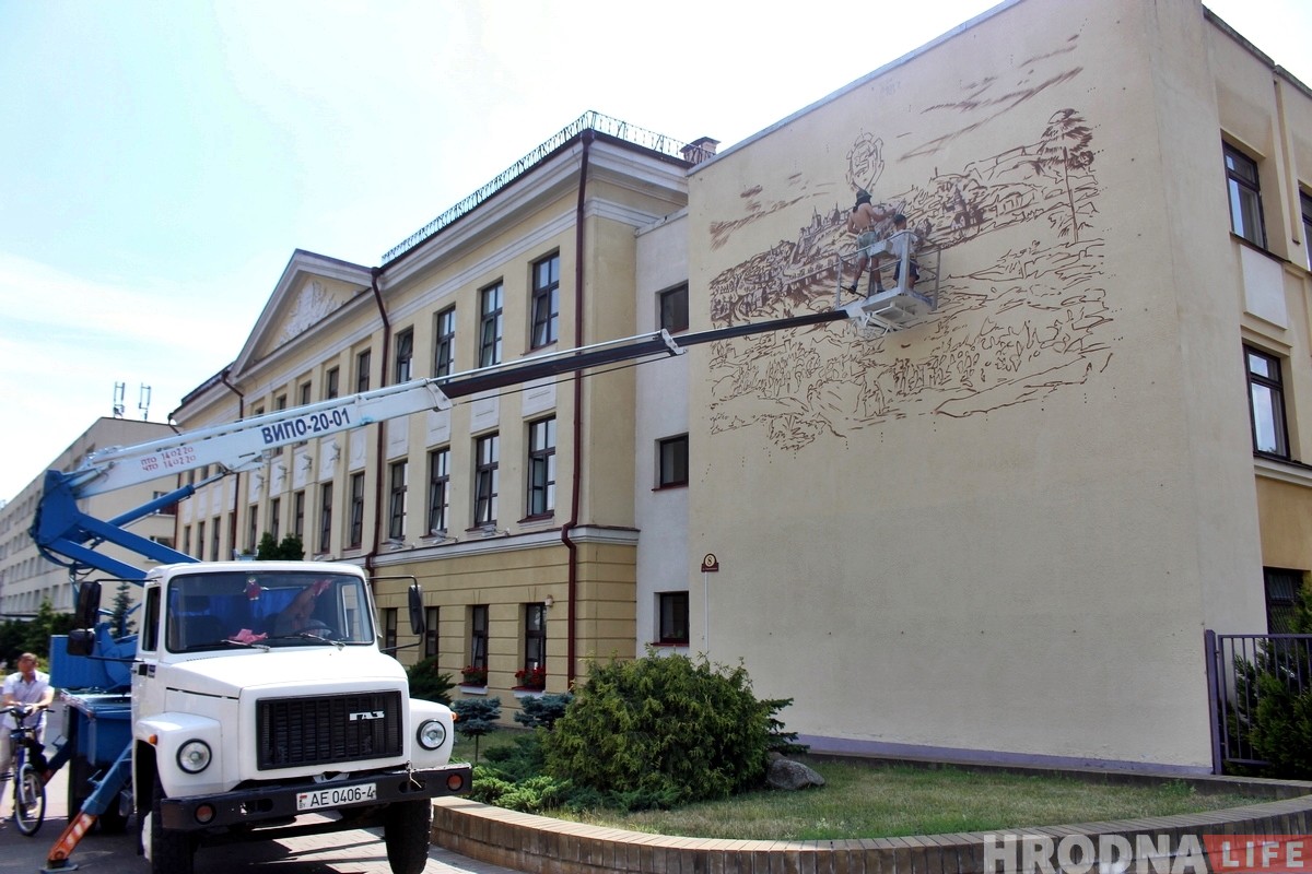 Фасад гімназіі №10 упрыгожыць вялікая копія гравюры Цюндта