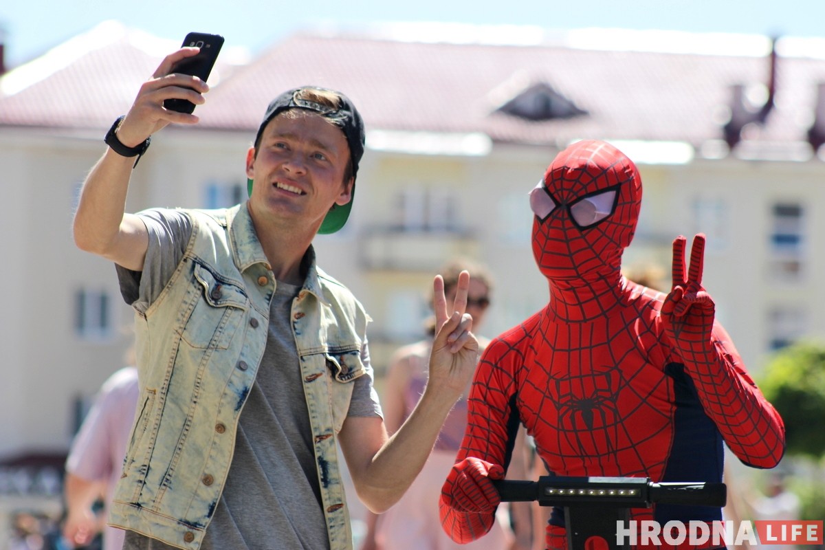 Чалавек-павук у цэнтры Гродна рэкламуе монакола і велопрокат