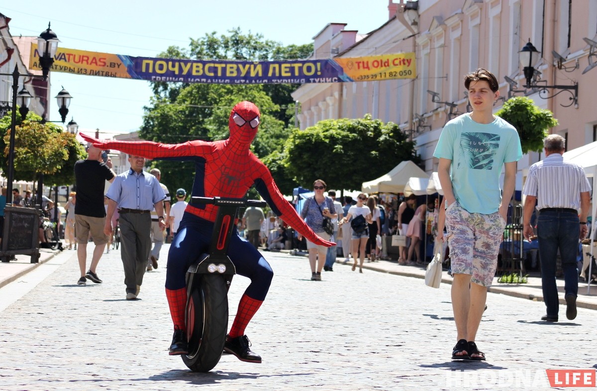Чалавек-павук у цэнтры Гродна рэкламуе монакола і велопрокат