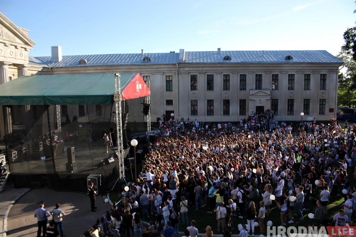 "Собрались кайфануть". В Гродно прошел концерт Тимы Белорусских