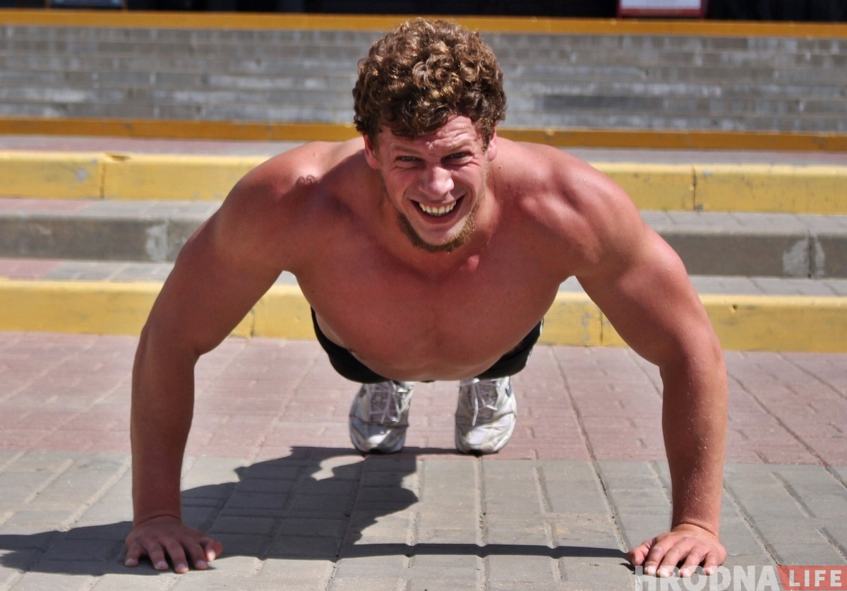 За час 1500 раз: Гродненец поставил рекорд города по отжиманиям