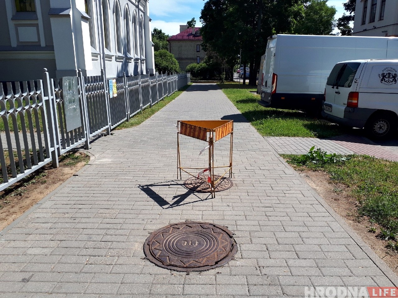 В Гродно школьник в прямом эфире провалился в канализационный люк 
