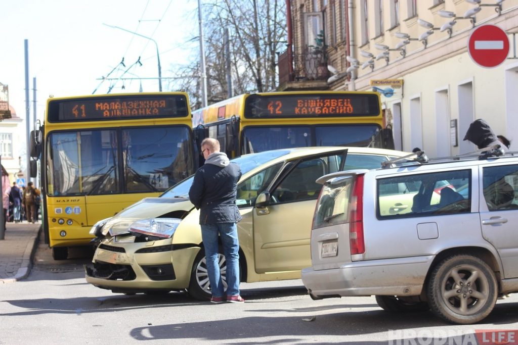 Водитель попал в ДТП и заблокировал движение в центре Гродно. Его просят оплатить 190 рублей за простой троллейбусов