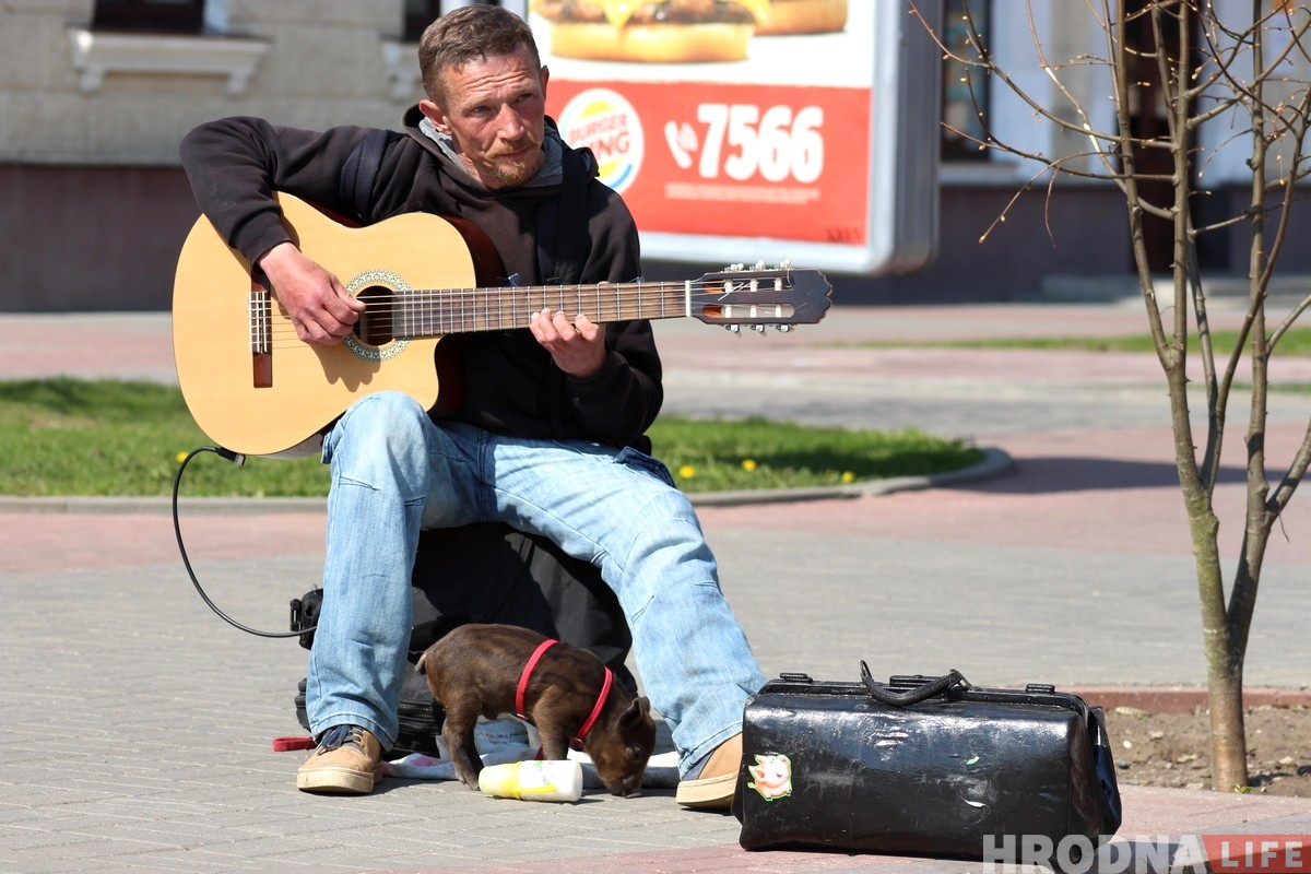 «Цяжка было расставацца». Парася Фунцік і вулічны музыкант скончылі выступаць у Гродне «Цяжка было расставацца». Парася Фунцік і вулічны музыкант скончылі выступаць у Гродне