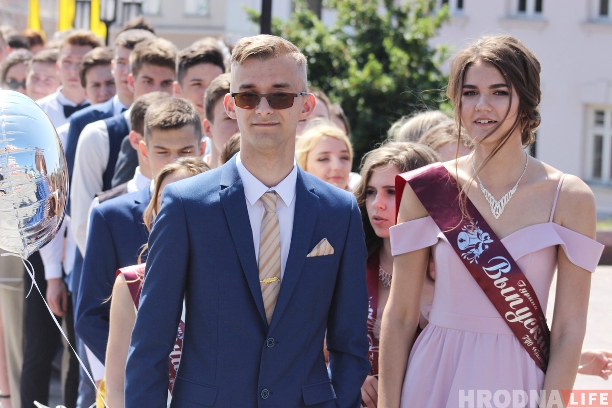 Прайшліся па чырвонай дарожцы і атрымалі медалі. У драмтэатры ўшаноўвалі найлепшых выпускнікоў Гродна