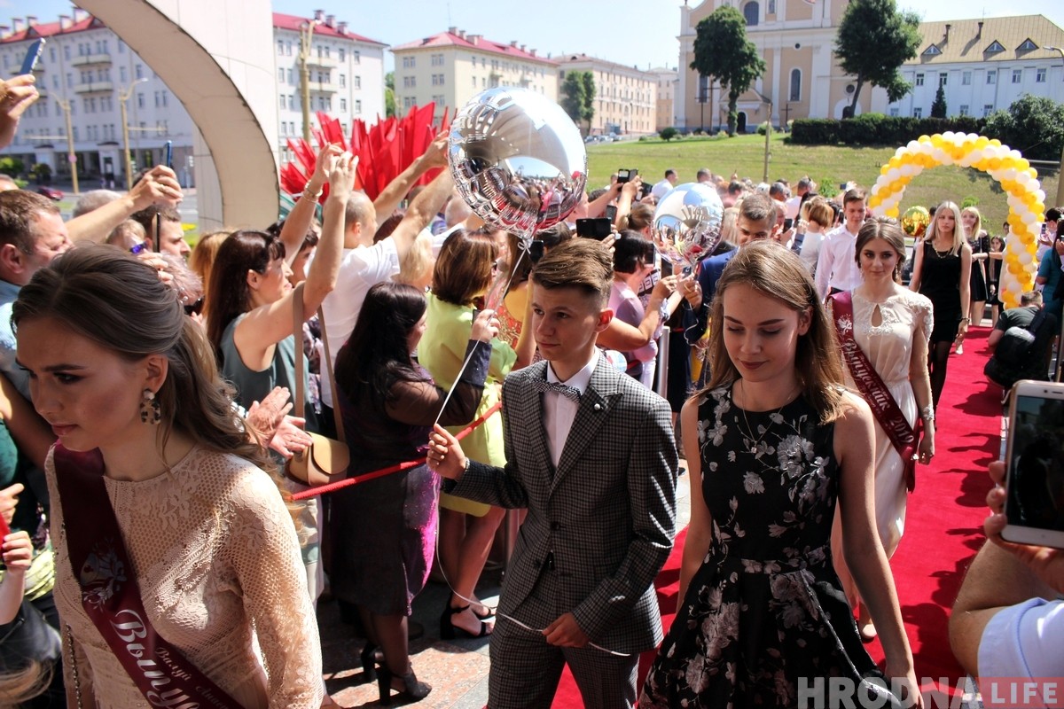Прайшліся па чырвонай дарожцы і атрымалі медалі. У драмтэатры ўшаноўвалі найлепшых выпускнікоў Гродна