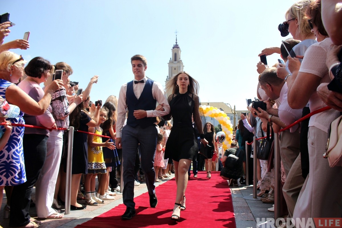 Прайшліся па чырвонай дарожцы і атрымалі медалі. У драмтэатры ўшаноўвалі найлепшых выпускнікоў Гродна