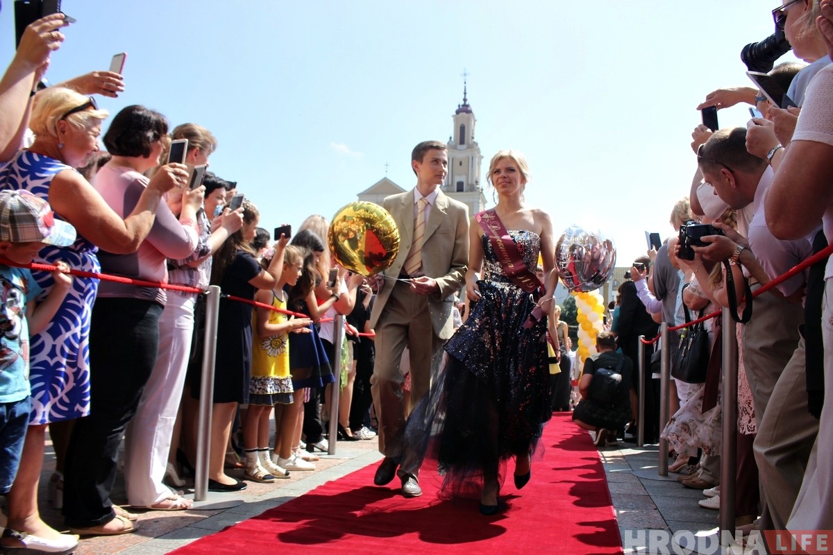 Прайшліся па чырвонай дарожцы і атрымалі медалі. У драмтэатры ўшаноўвалі найлепшых выпускнікоў Гродна